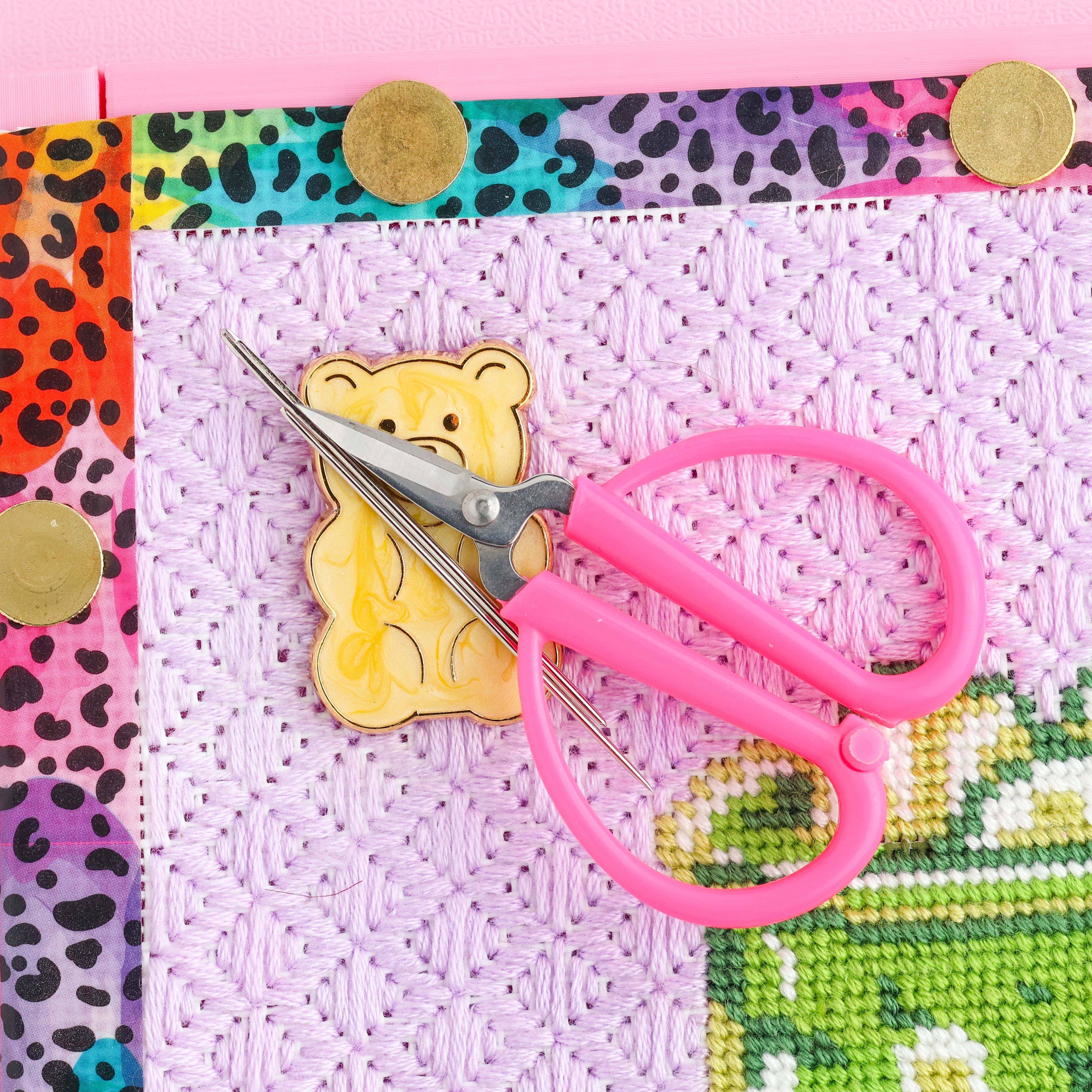 Glitterland | Pineapple Gummy Bear Needle Minder